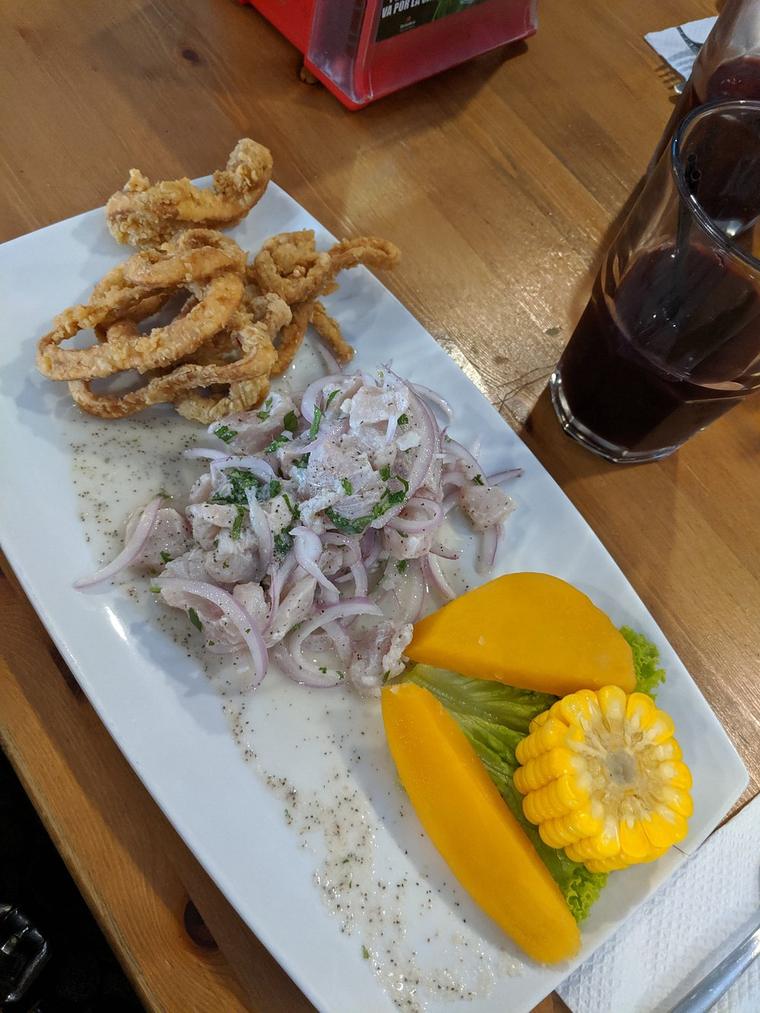 Detalle de la fritura crujiente que acompaña al ceviche