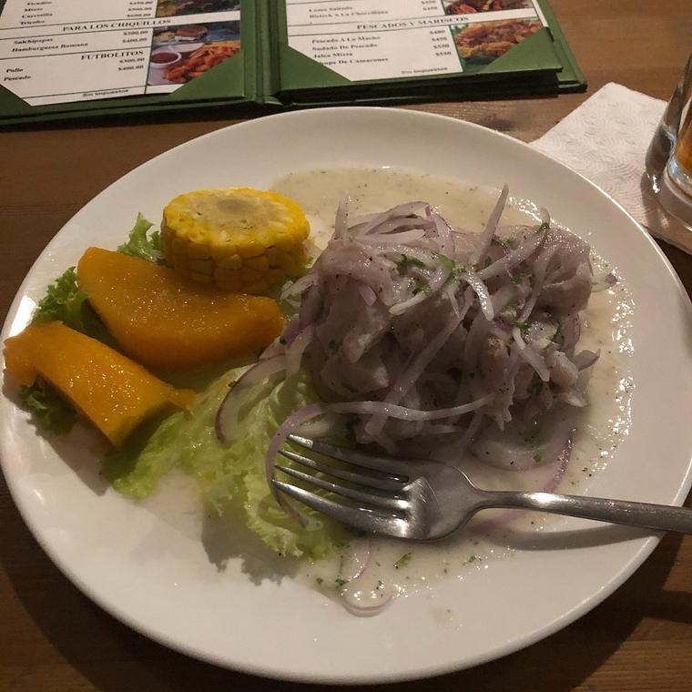 Ceviche clásico servido en plato blanco