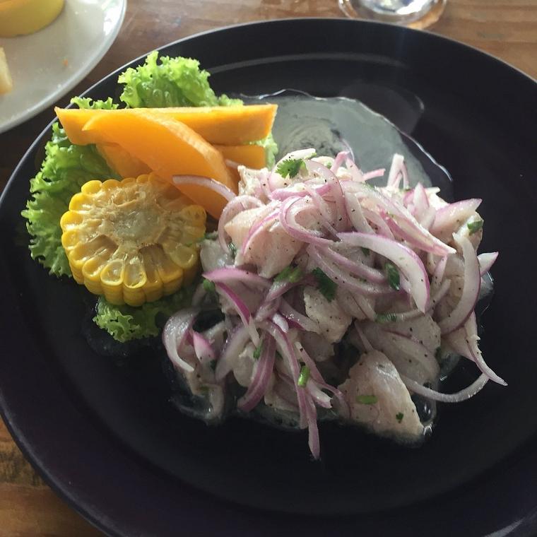 Detalle del ceviche con camote y choclo